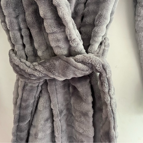 Spyder Robe - Picture 4 of 5